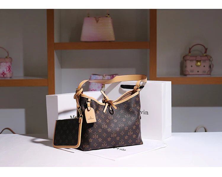 Vista da bolsa sendo carregada por uma modelo