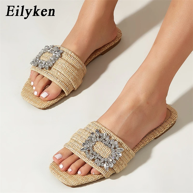 

Eilyken/Новинка; Модные повседневные женские шлепанцы на плоской подошве; Коллекция 2024 года; Летние пляжные шлепанцы с квадратным носком, украшенные стразами