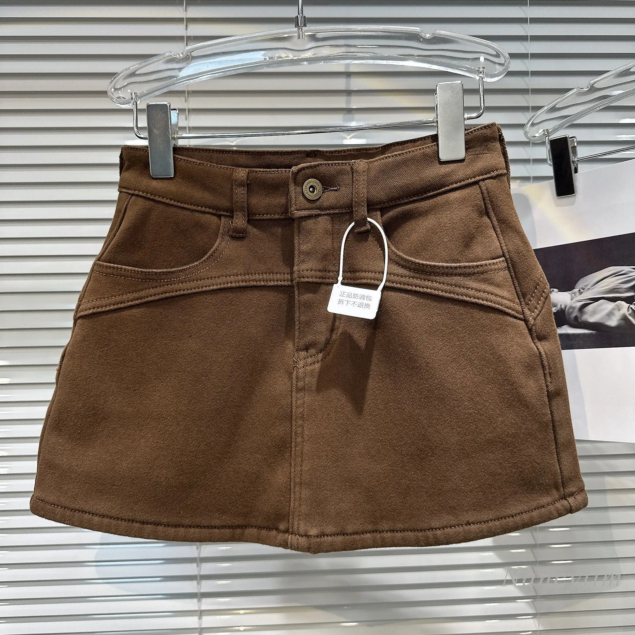 

2023 Autumn Coffee Color Denim Skirt for Women New Niche Inner Shorts Slim Fit Patchwork Thickened Denim Hip Skirt Underwear