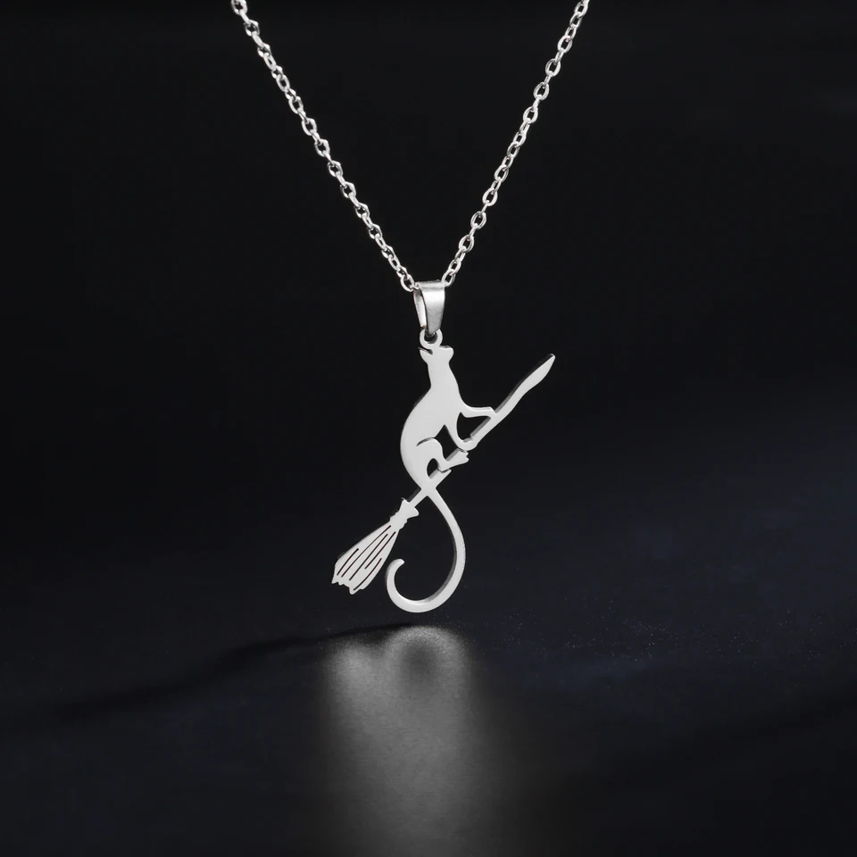 Dreamtimes Collana Gatto Strega Con Scopa E Luna - Acciaio Inox, Regalo Halloween - 2