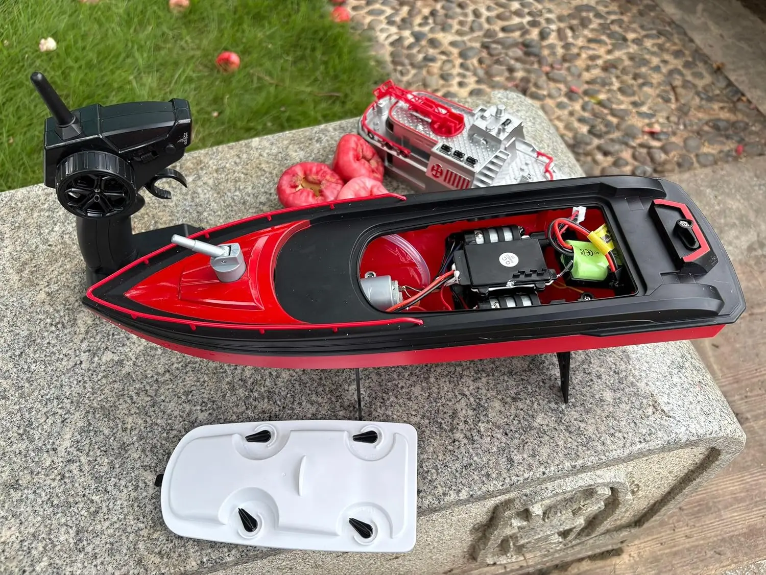 Bateau RC pompier télécommandé 38cm vu de côté, montrant sa coque rouge et ses détails.
