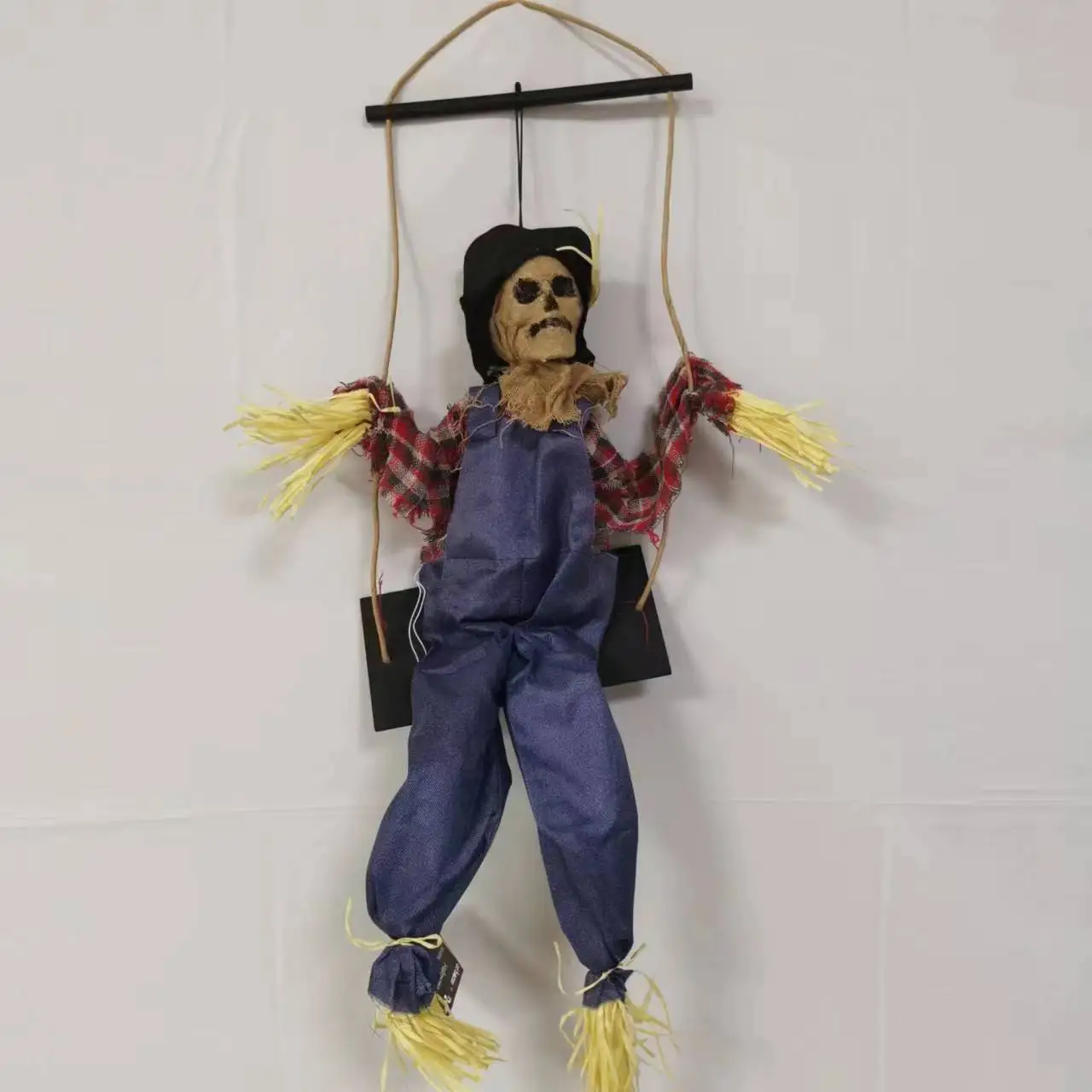 

[Funny] Halloween Terror Electric Straw Skeleton on the Swing ornament decoration LED Light toys Decor House Party Props