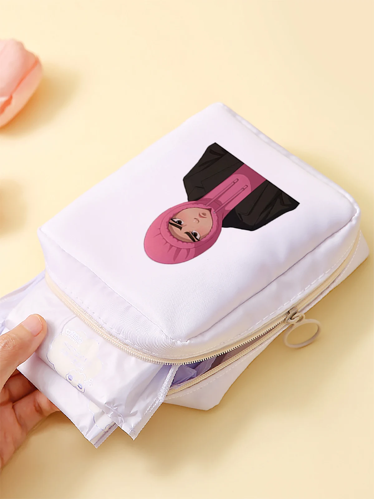 Cartoon pattern printed sanitary napkin storage bag, women's lightweight tissue bag, sanitary tissue bag