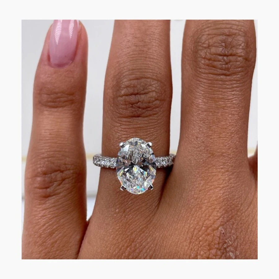 Кольцо из белого золота с овальной огранкой