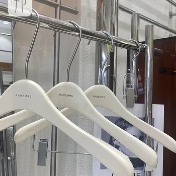 의류 매장 옷걸이, 너도밤나무 나무, 쌀, 흰색 옷, 그물 빨간색 옷, 고급 미끄럼 방지 바지 클립 지원