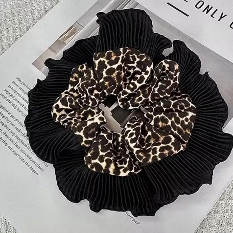 Cravatta elastica per capelli con volant con stampa leopardata, un accessorio per capelli da donna alla moda in stile retrò. - immagine 6