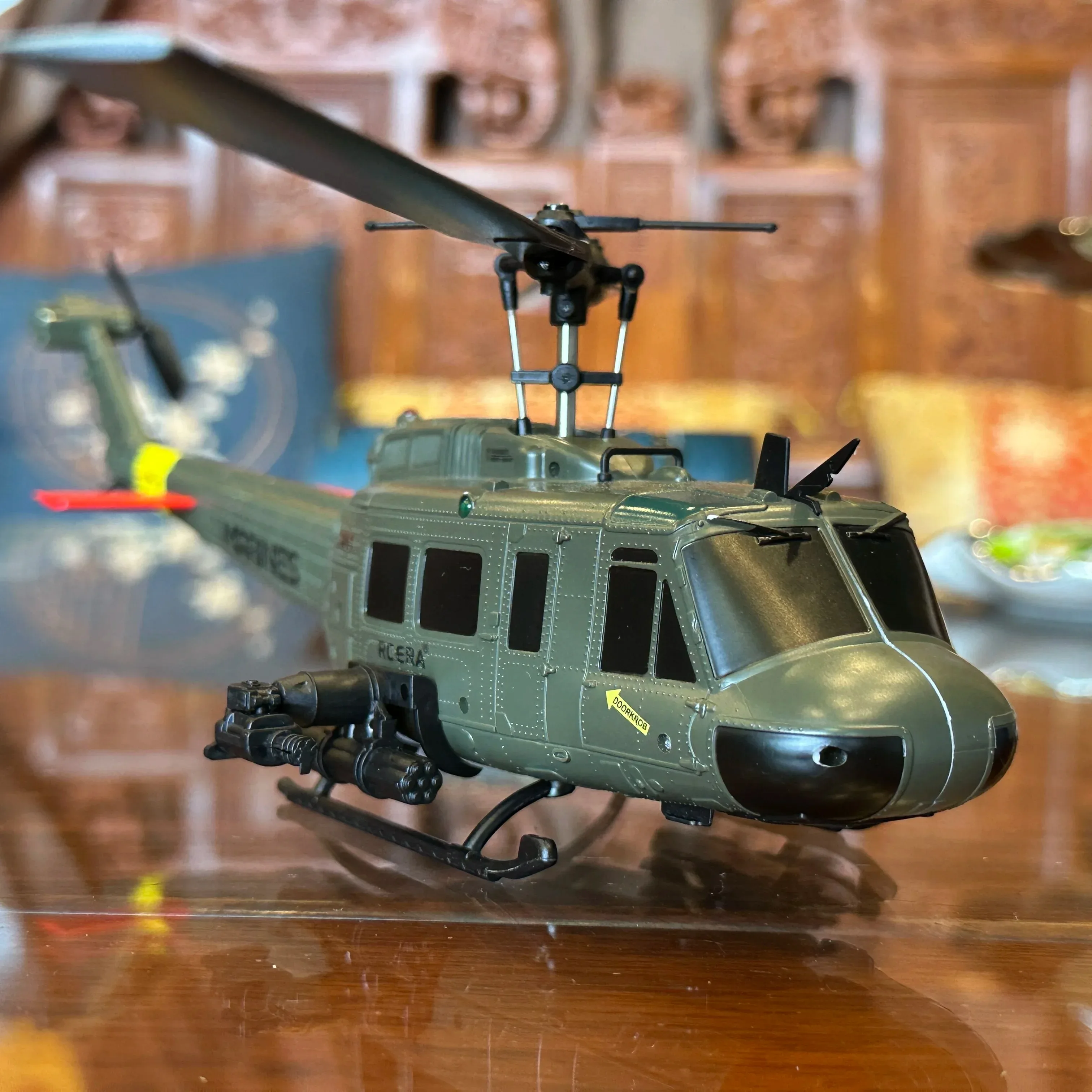 Vue rapprochée du rotor de queue et du châssis de l'hélicoptère RC sans balais, idéal pour le vol stabilisé.