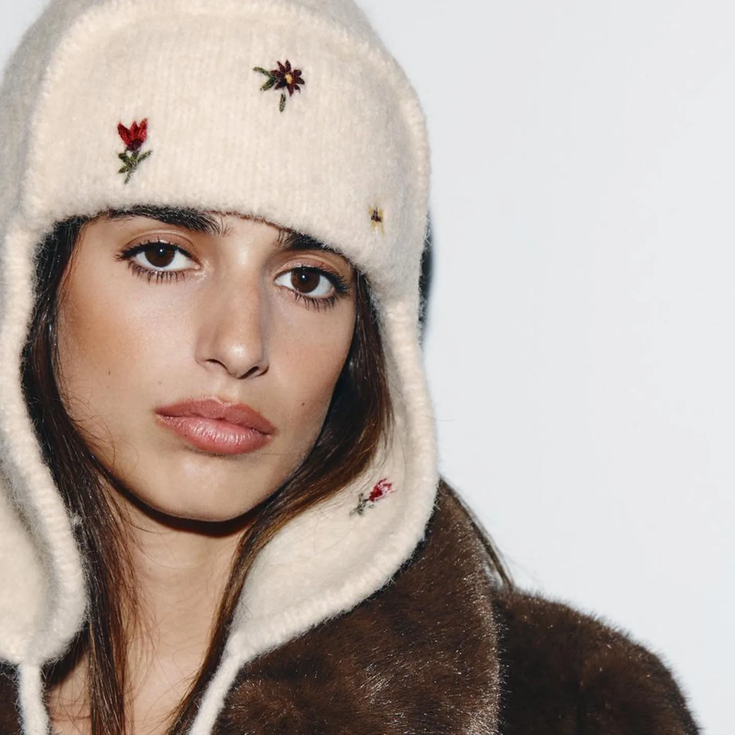 Faionable Knitted Hat with Embroidery for Women Commute Versatile All Weather Sli Cap Fall Season New Arrival