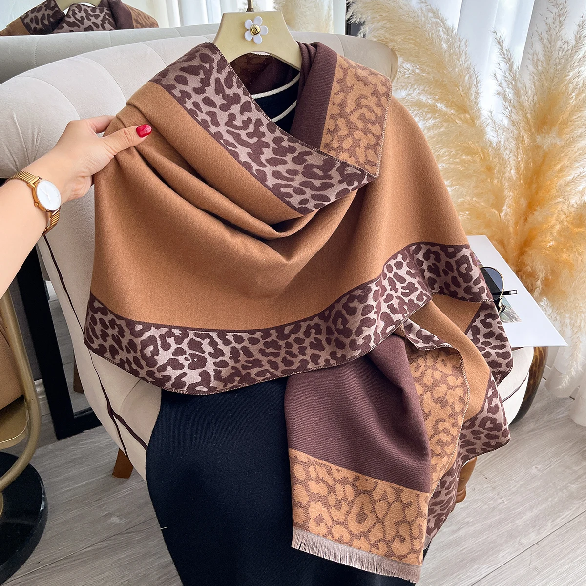 New Luxury Winter Cashmere Retro Leopard Print Scarf Women Warm Pashmina Poncho Scarves Fashion Shawl Thick Foulard Bufanda 2025