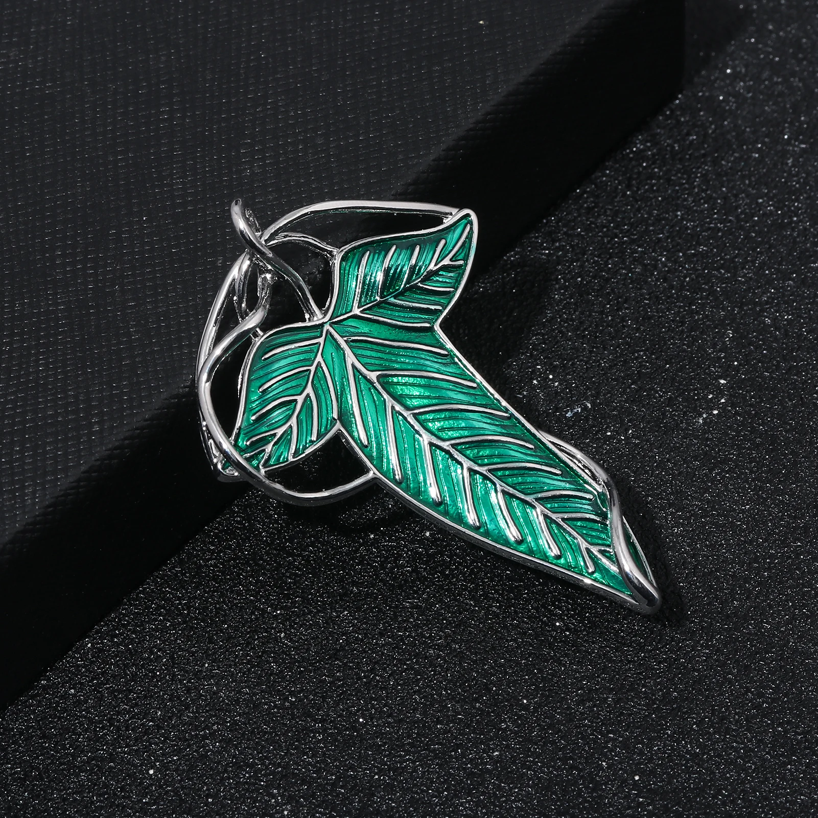 Lord of The Rings Brooch Hobbit Elf Green Leaf Badge Metal Lapel Pin Shirt Bag Clothing Fashion Accessories Gift For Friends