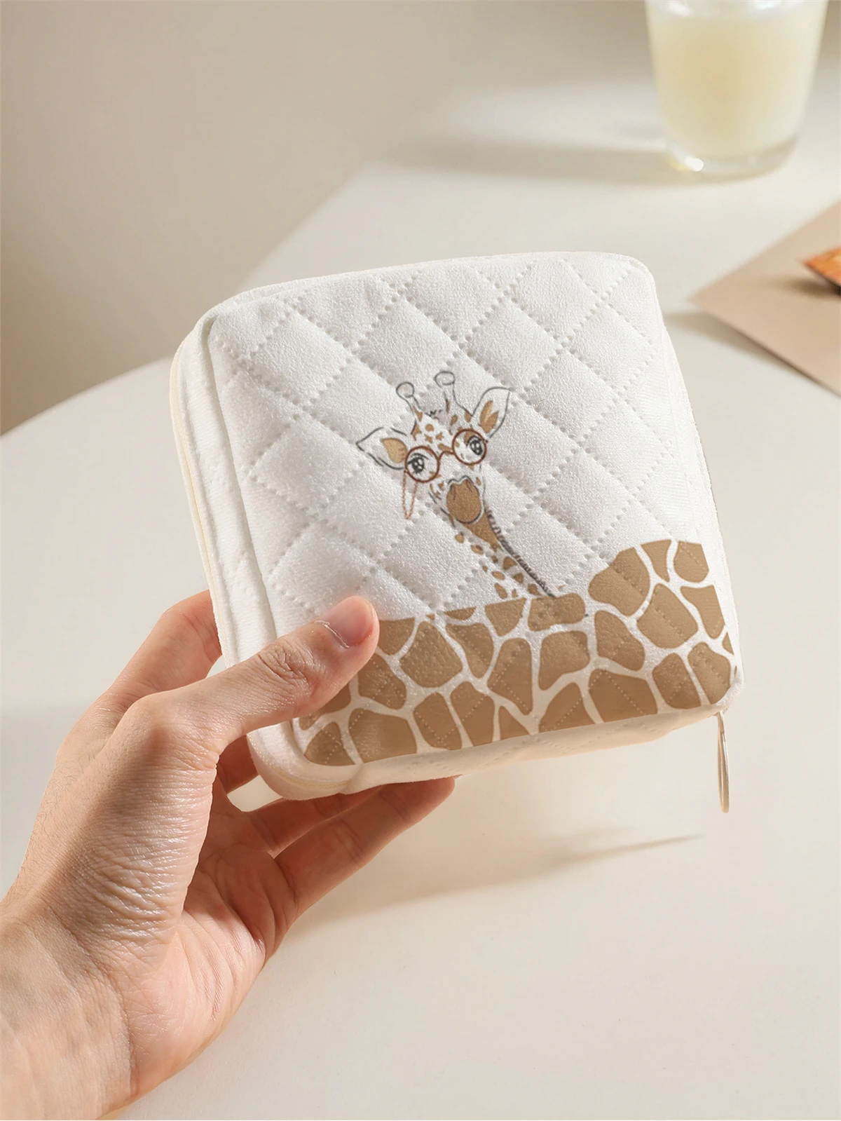 1 portable sanitary napkin storage bag, made of giraffe pattern and diamond mesh material, lightweight women's tissue bag