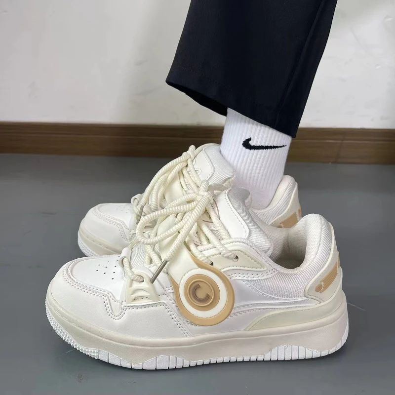 Рисунок 3 - Мужские кроссовки на шнуровке