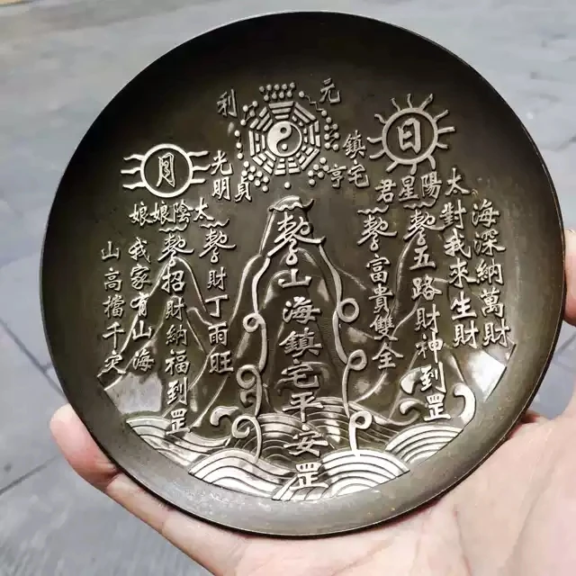 

Коллекционная тарелка из античной бронзы, латунная тарелка с рисунком под старину, серебряная тарелка с изображением горного моря и города, поделки для дома