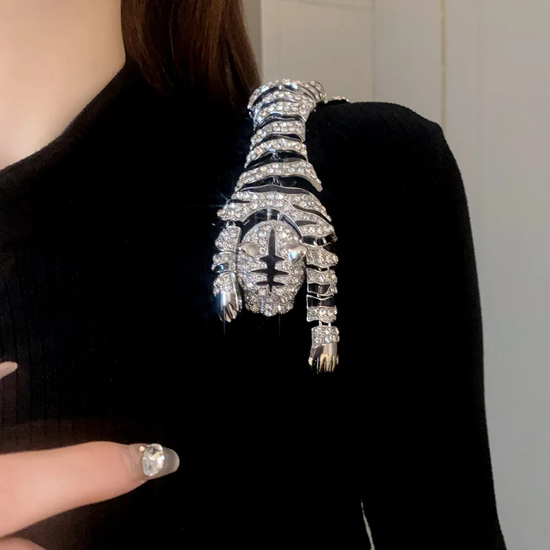 New Vintage Hyperbole Rhinestones Large Tiger leopard Shoulder Decor Brooches Men Women Unique Design Party Jewelry Accessory