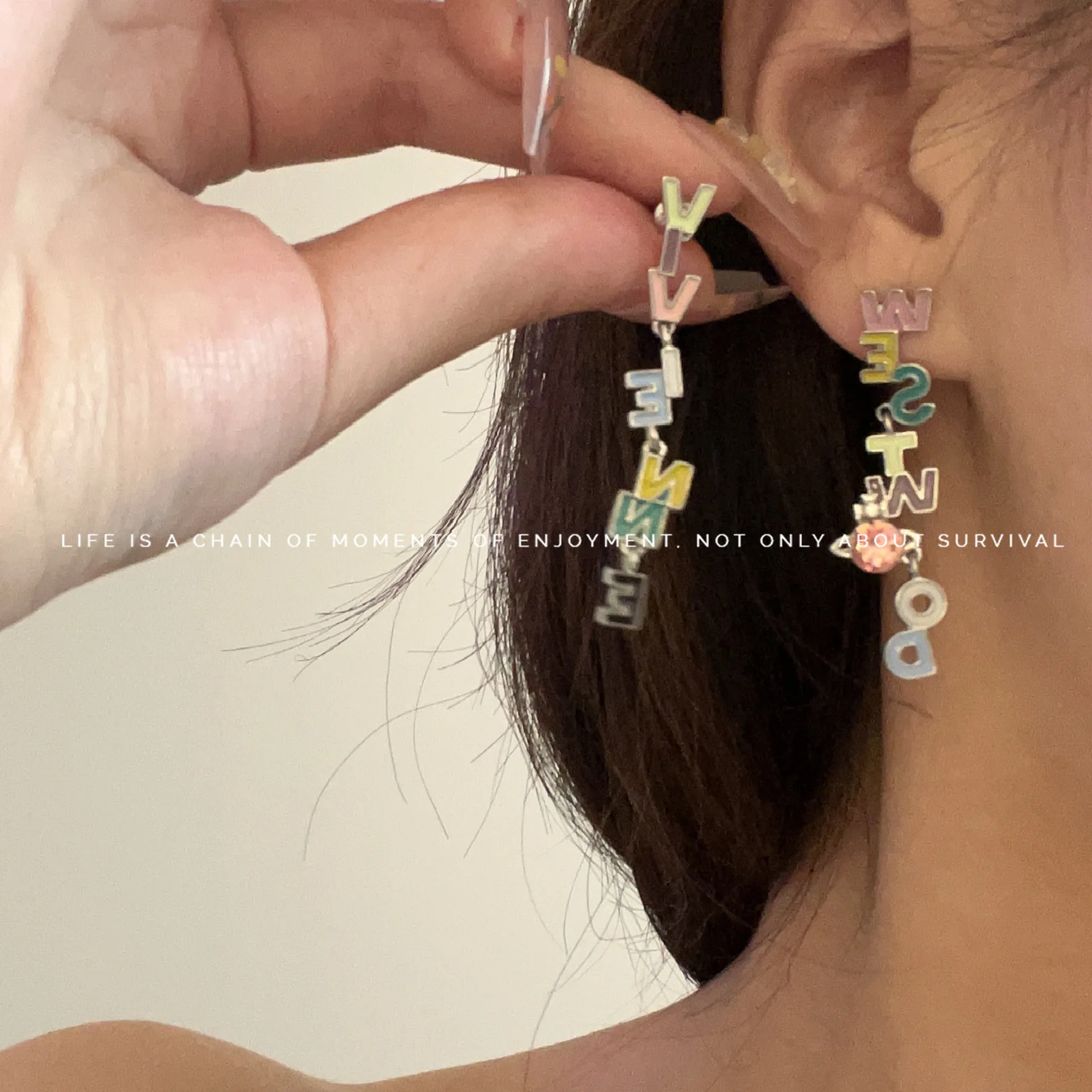 

Летние Асимметричные цветные серьги-подвески с буквами для девочек с допамином, длинные серьги с кисточками для девочек