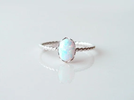 Роскошное кольцо-солитер с огромным создаваемым огненным опалом закрепкой