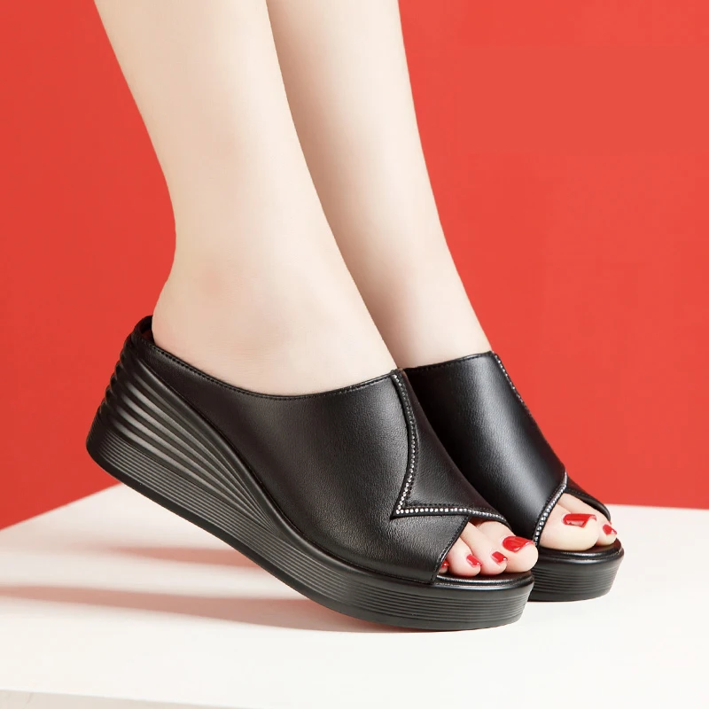 2023 여름 새로운 머핀 두꺼운 바닥 외부 착용 싱글 스트랩 슬리퍼 여성 머핀 두꺼운 바닥 가역 패션 경사 힐 샌들