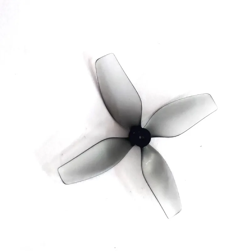Angle de vue des hélices 2 pouces 4 lames pour drone FPV micro, avec reflets lumineux sur le matériau PC.