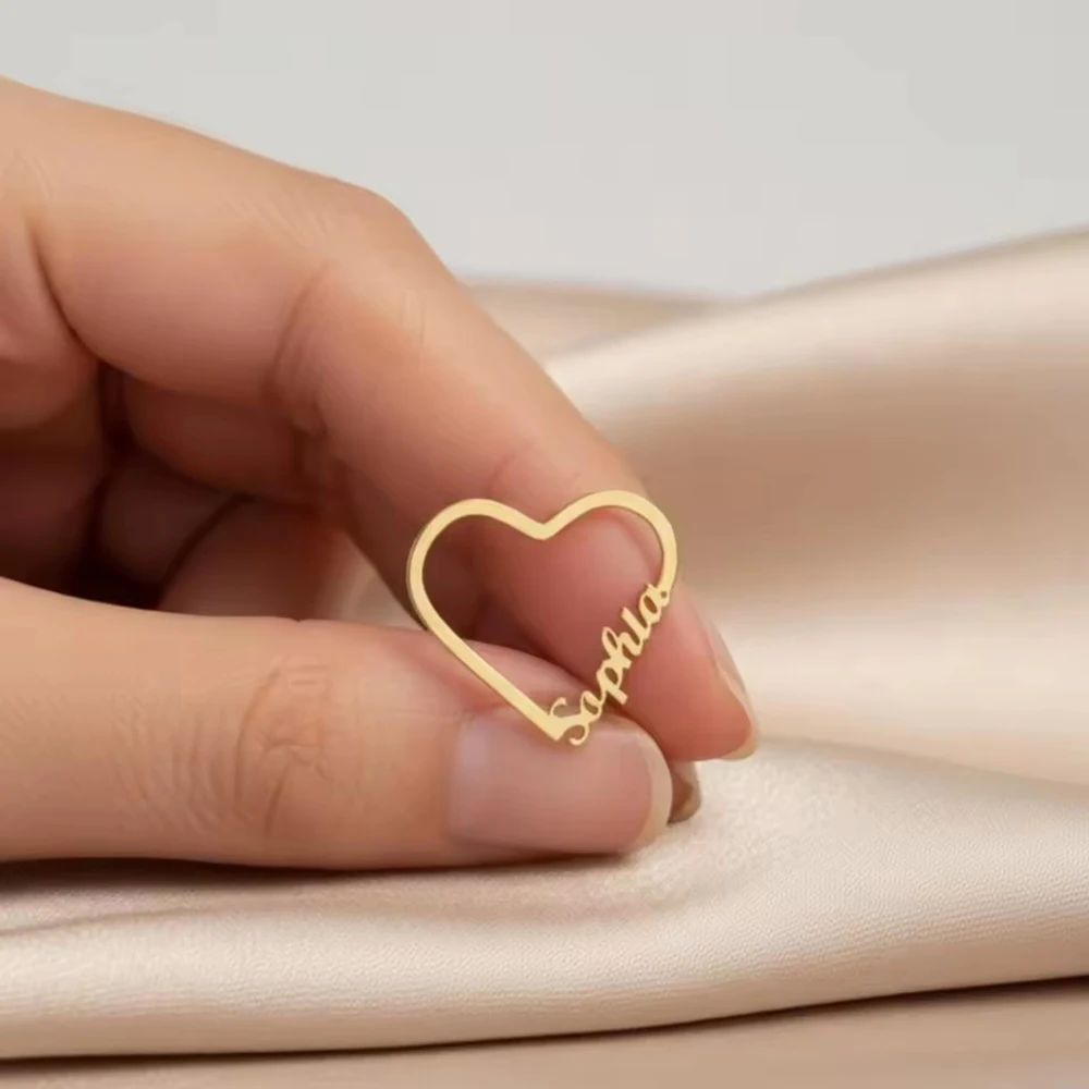 시푸리스 1쌍 하트 커스텀 네임 네임플레이트 스터드 귀걸이 여성 남성용 스테인리스 스틸 맞춤형 참 귀걸이 주얼리 선물