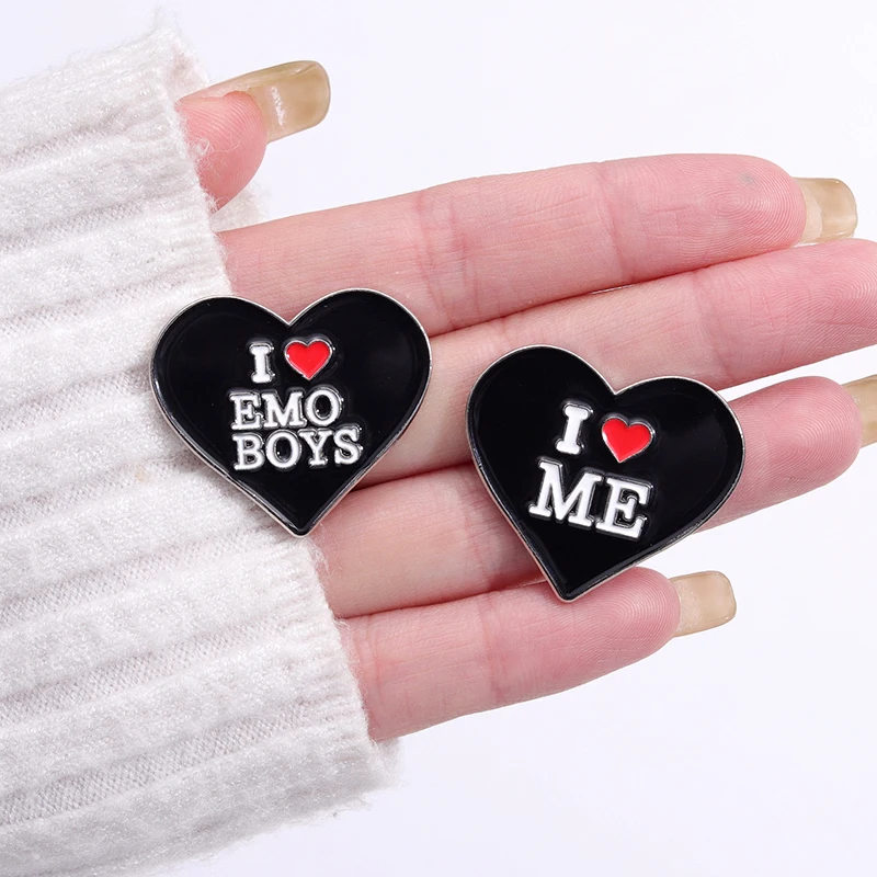 Ich liebe emo Jungen heiße Mütter Väter Milfs Broschen schwarz Herzform Emaille Pins Revers Abzeichen Punk Schmuck Zubehör Geschenk für Freunde – Detail 7