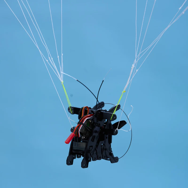 Planeur RC PNP ou RTF en vol, ailes déployées dans un ciel bleu.