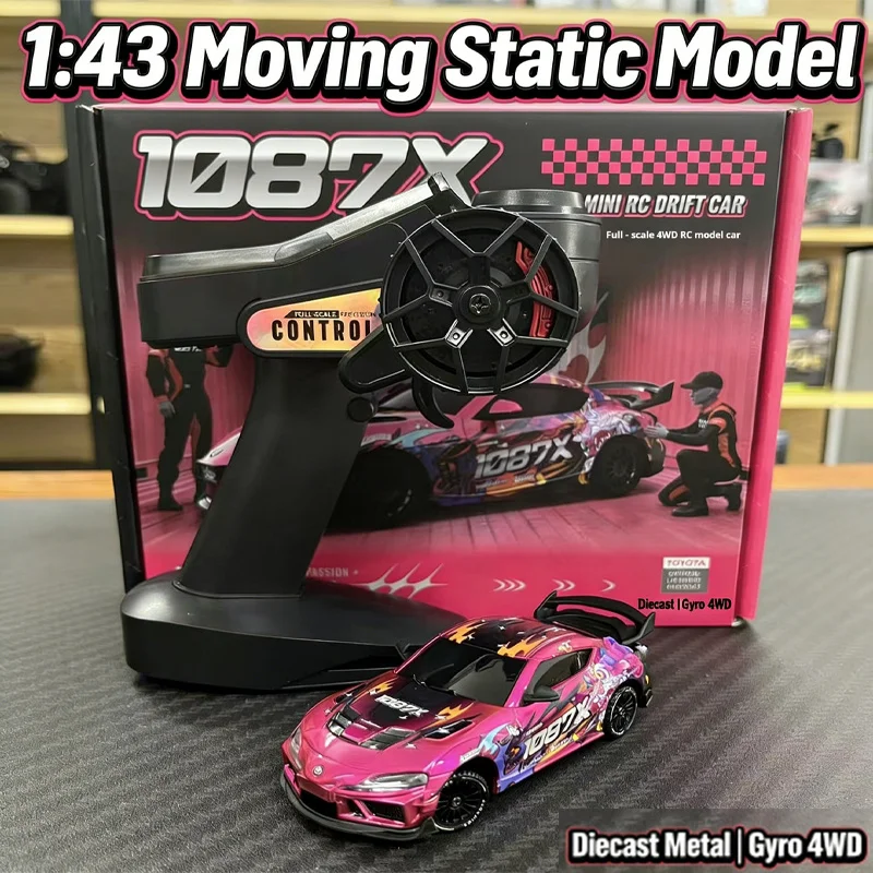 Dessous de la mini voiture RC Supra 1:43 montrant les roues 4x4 et le système de gyroscope.