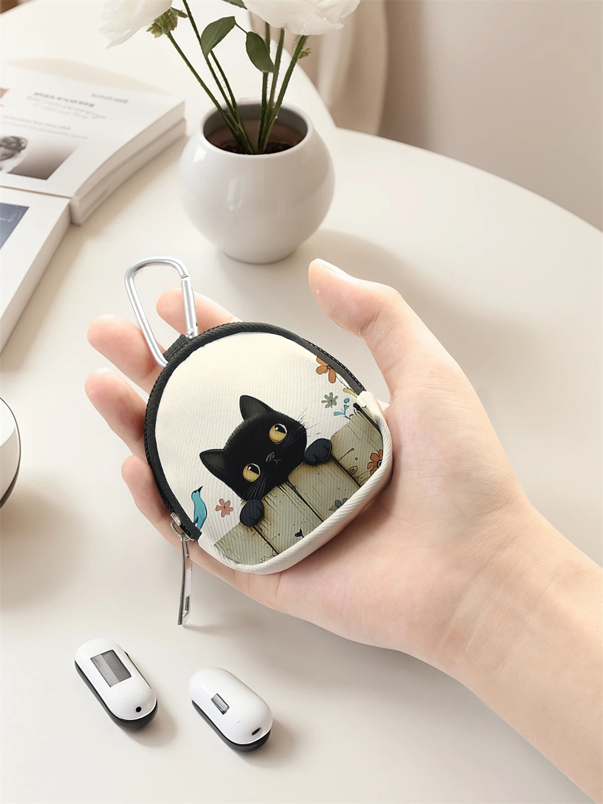 Black cat pattern printed mini wallet, zipper change bag with hook clip, headphone key bag, suitable for men and women