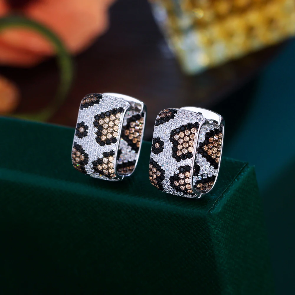 Orecchini a cerchio in stile vintage ed elegante con design a cerchio e