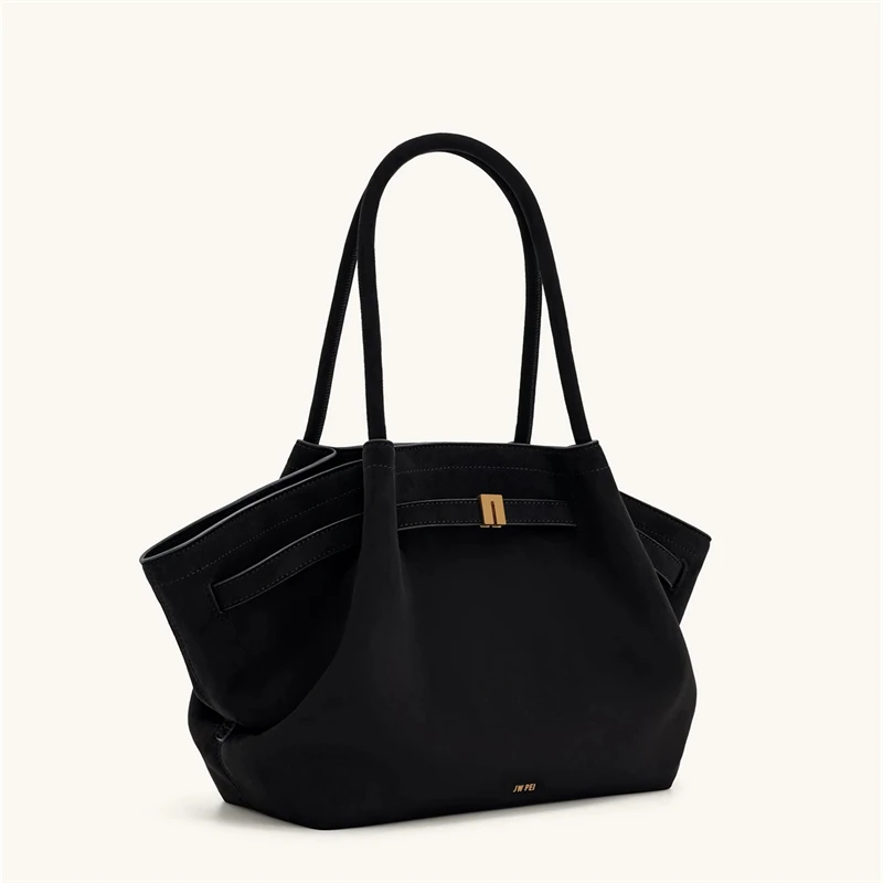 حقيبة "JW PEI" المصممة من جلد الغزال على شكل كعكة...