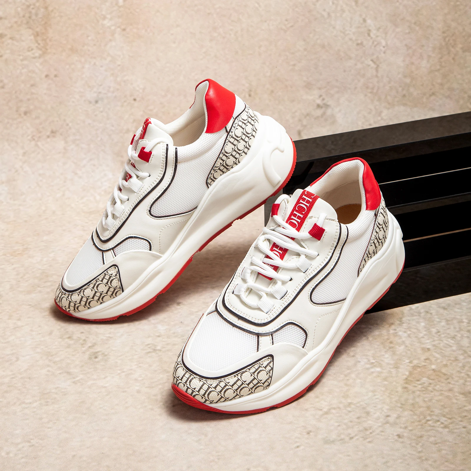 حذاء رياضي من CHC بتصميم أبيض وأحمر