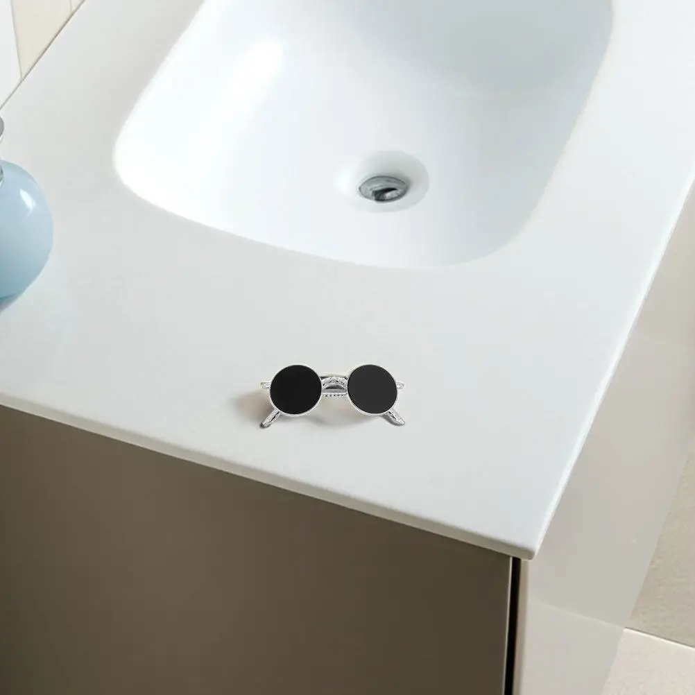 2Pcs 선글라스 헤어 클립 안전한 고정을 위한 블랙 기발한 금속 스프링 클립 세련된 헤어 액세서리 크리 에이 티브 안경 머리핀