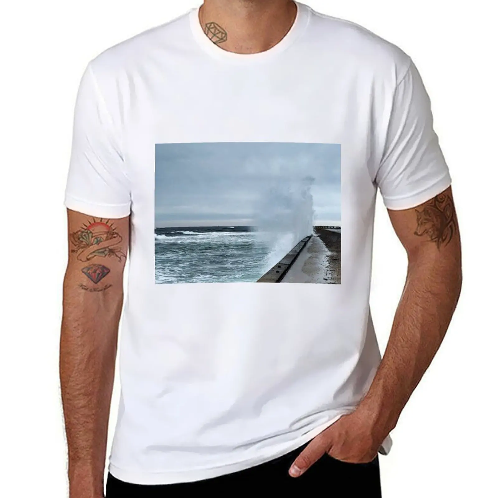 

Мужская футболка с надписью «Sea VS Wall»