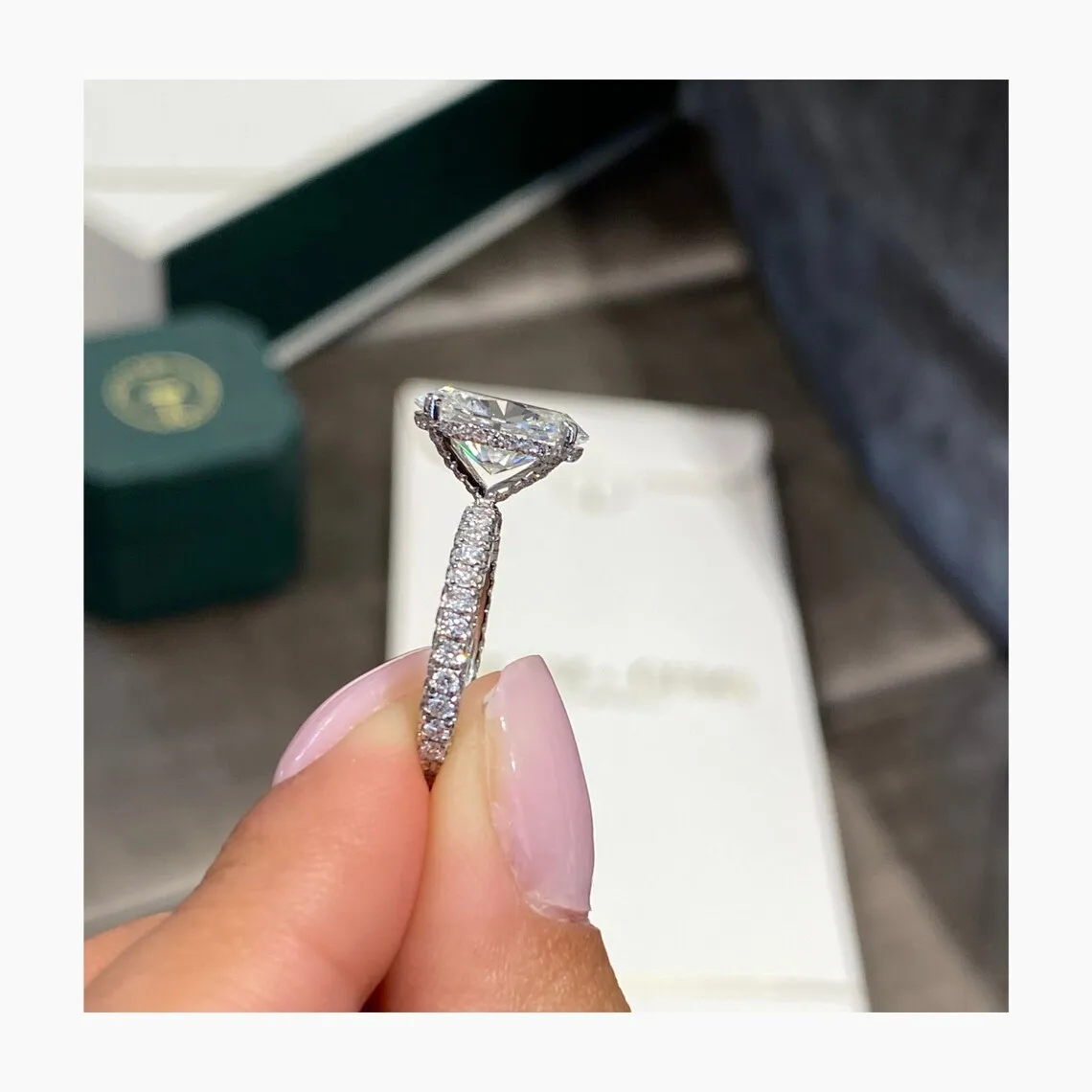 Рисунок 3 - Кольцо из белого золота с овальной огранкой