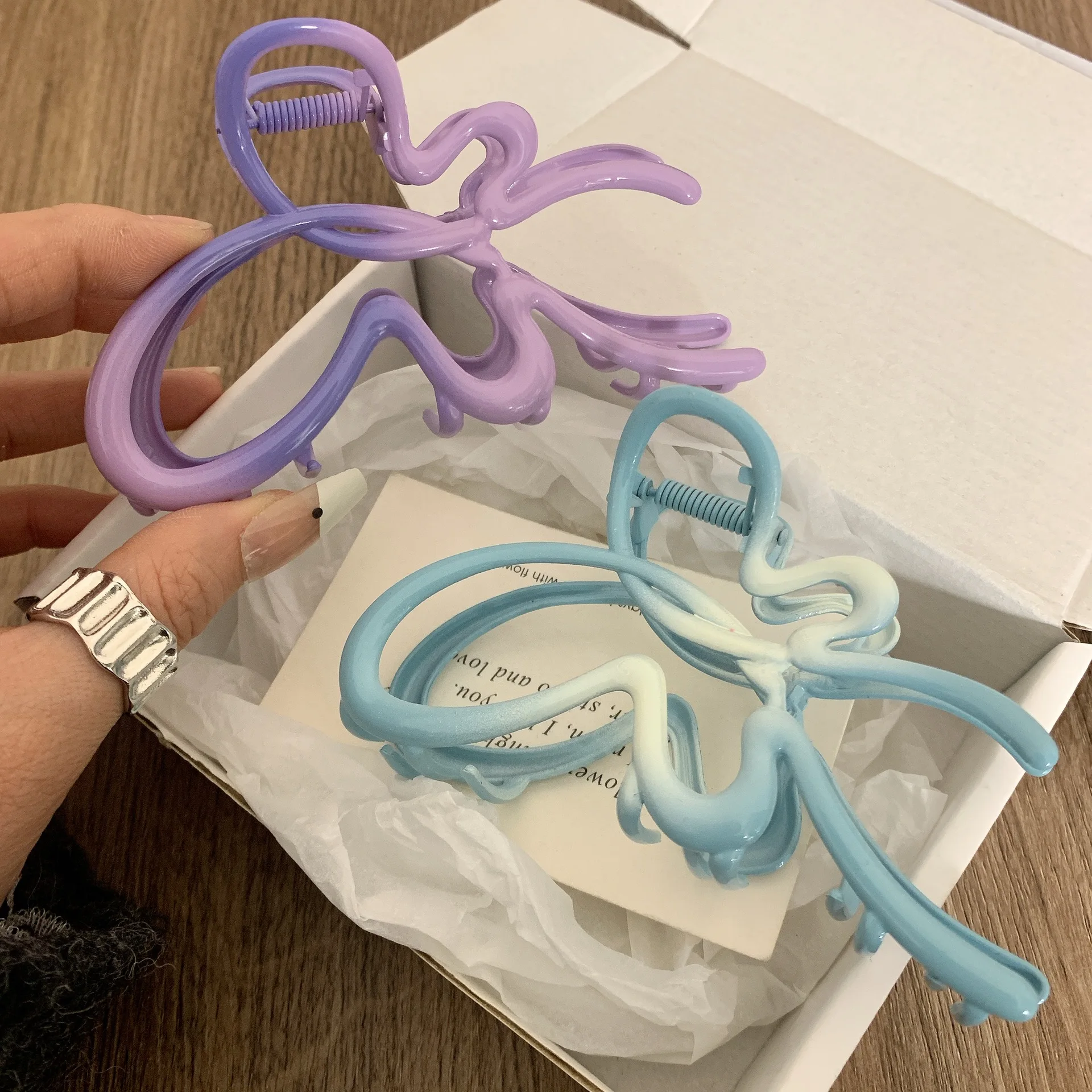 

Женская заколка для волос YHJ, корейский зажим для волос из металлического сплава с бабочками для девушек и женщин, аксессуары для волос с градиентом, новинка 2024, Y2K