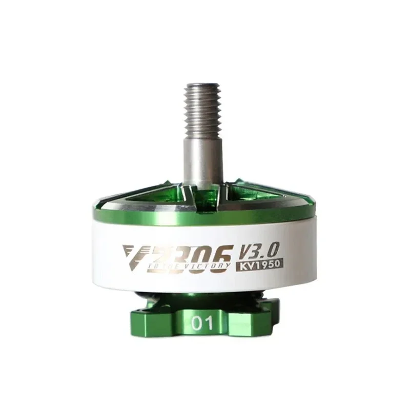 Moteur Brushless 2550KV 4S pour drone FPV, monté sur un bras de drone avec support.
