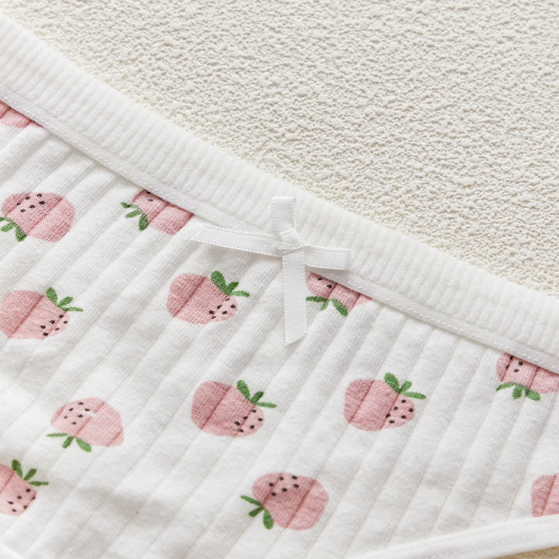 printed thong flat lay with low rise fit