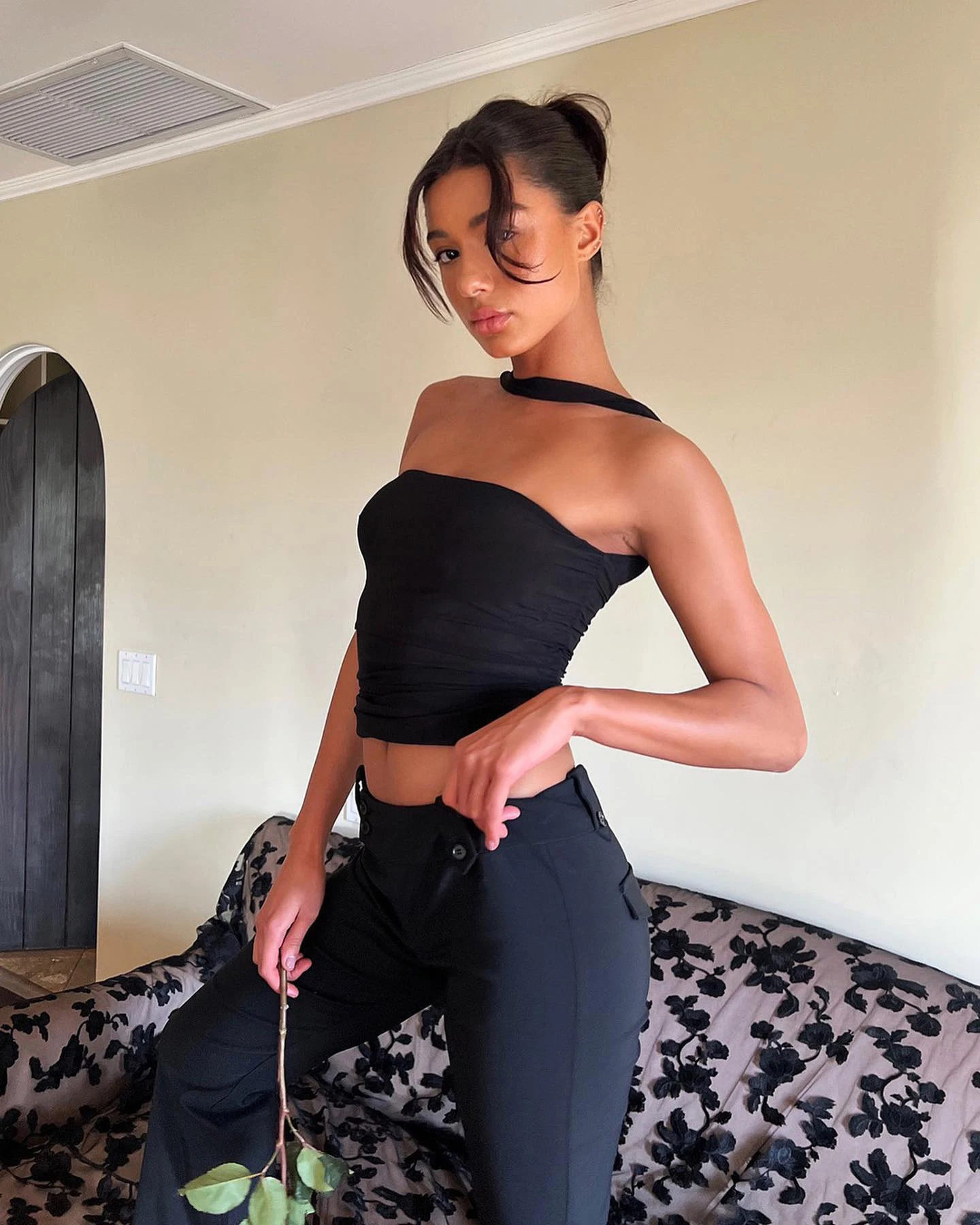 Женский короткий топ без рукавов, модель 2024