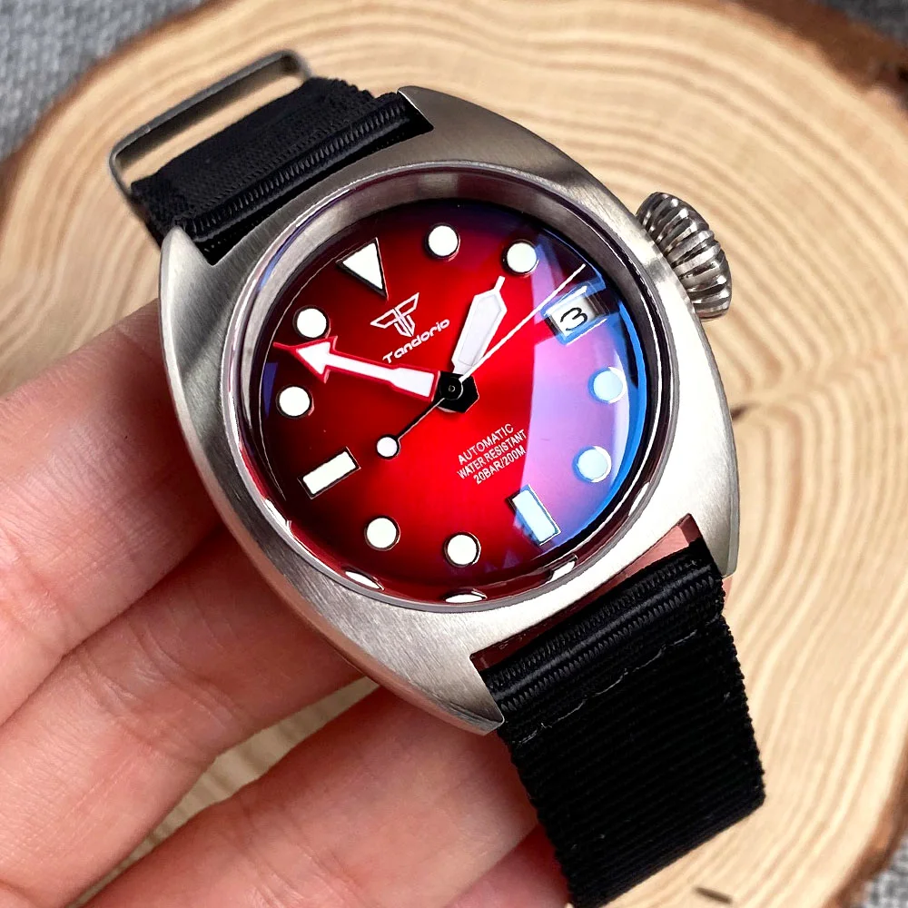 Military diver watch with NH35 automatic movement, sapphire crystal, stainless steel case, and 200m water resistance.