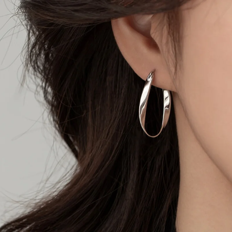 Silver Color Geometric Twisted Hoop Earrings for Women Mobius Strip Compact Earring Femininity Ear Euckle Jewelry Accessorie