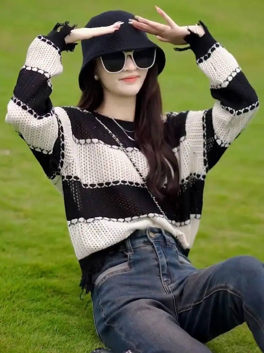 

Fashion lightweight black and white striped hollowed out knit tops new lazy gas fringe sweater 2024