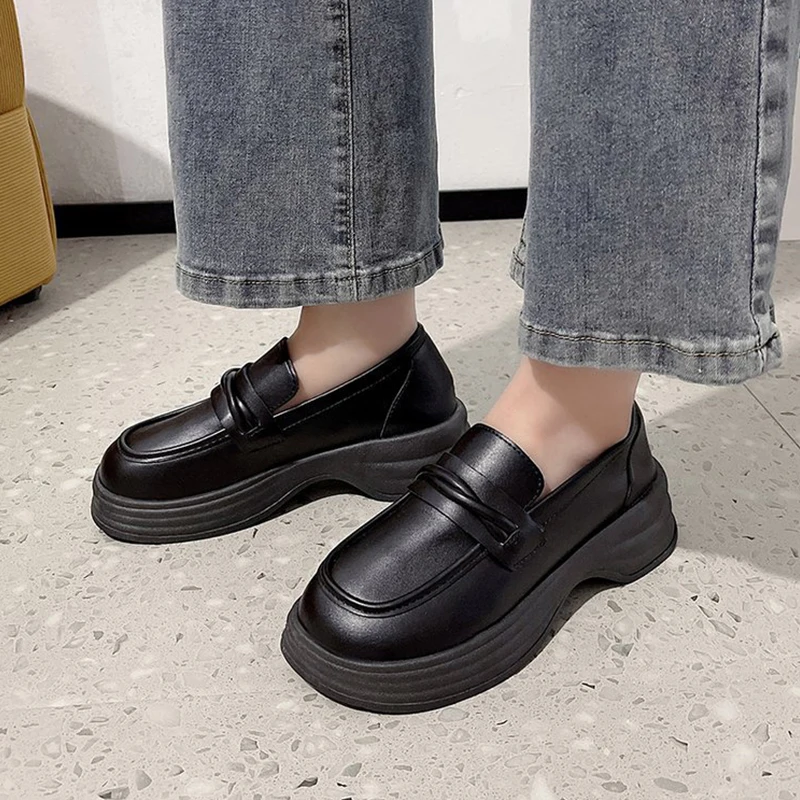 Retro black thick soled small leather shoes for women in autumn French style thick heels and round toe white loafers 2
