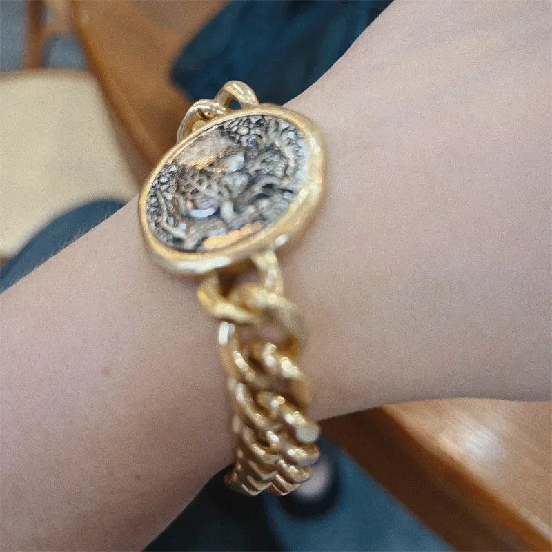 Bracelete CoinLegacy mostrando diferentes ângulos e detalhes das moedas