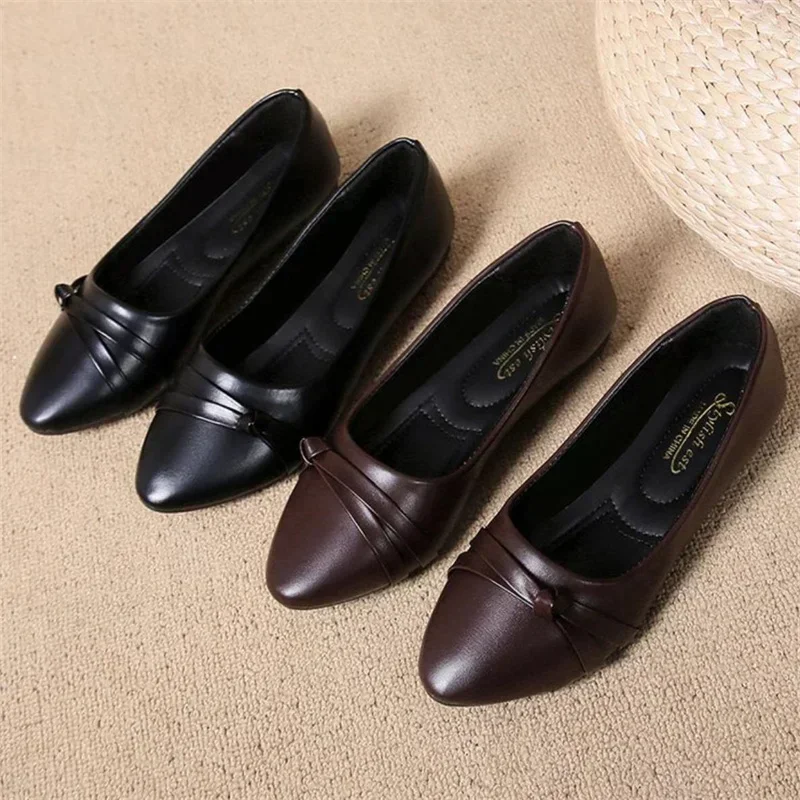 

Удобная женская обувь на плоской подошве с острым носком