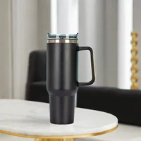 كوب حراري 40 أونصة (1200 مل) مع مقبض وقشة – عزل مزدوج للسفر ☕✨.