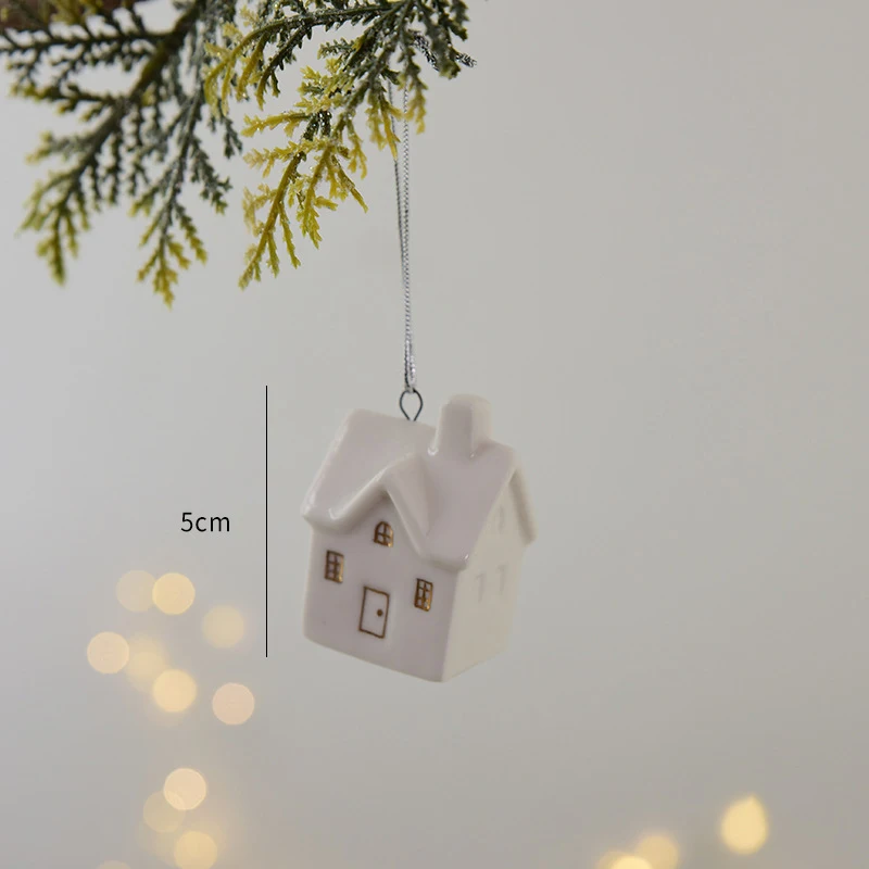 thumbnail image 1 of Adornos de cerámica blanca para árbol de Navidad, decoración con forma de casa de Papá Noel y muñeco de nieve, colgante para regalo de Año Nuevo, 1 of 5