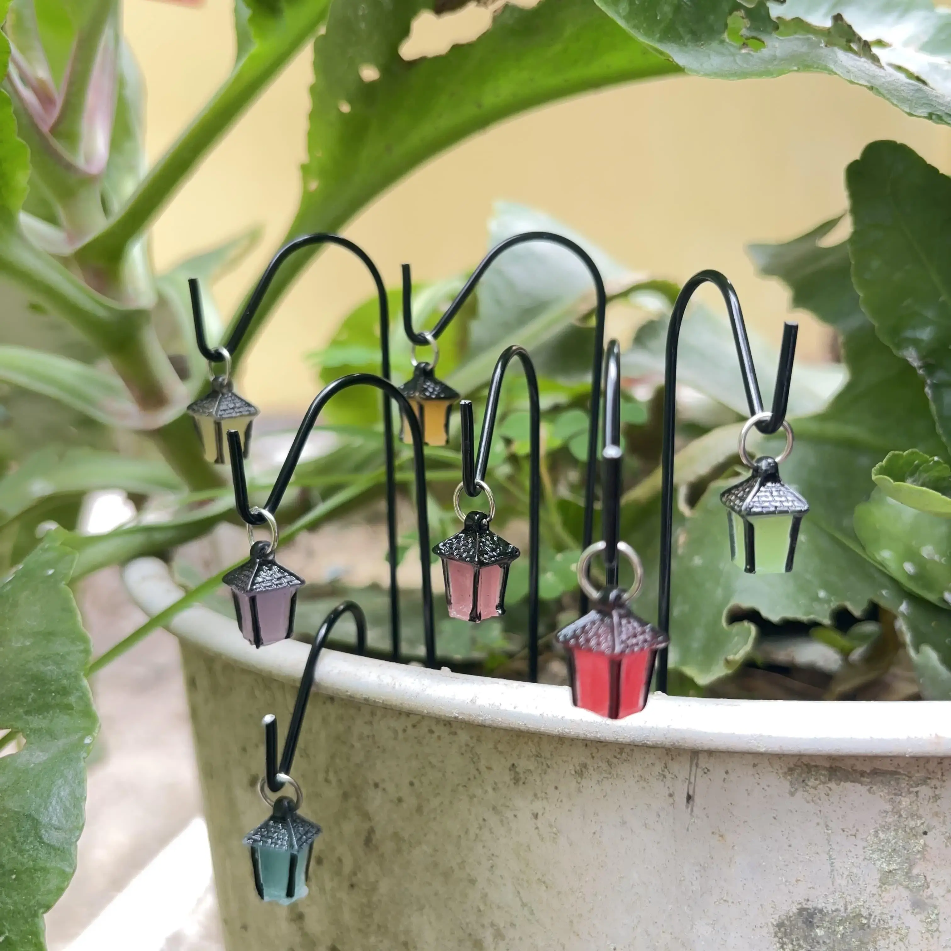 4er-Pack Laternen mit Eisenhaken, leuchtende Gartenpfähle, solarbetriebene Miniaturmodelle aus Kunstharz mit bunten Laternen, ländliche Outdoor-Dekorationen, geeignet für Halloween, Tischdekoration im Innenbereich und Basteln, solarbetriebene Outdoor-Ornamente