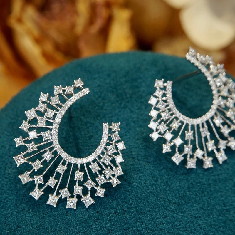 Рисунок 3 - Серьги-гвоздики Aazuo из белого