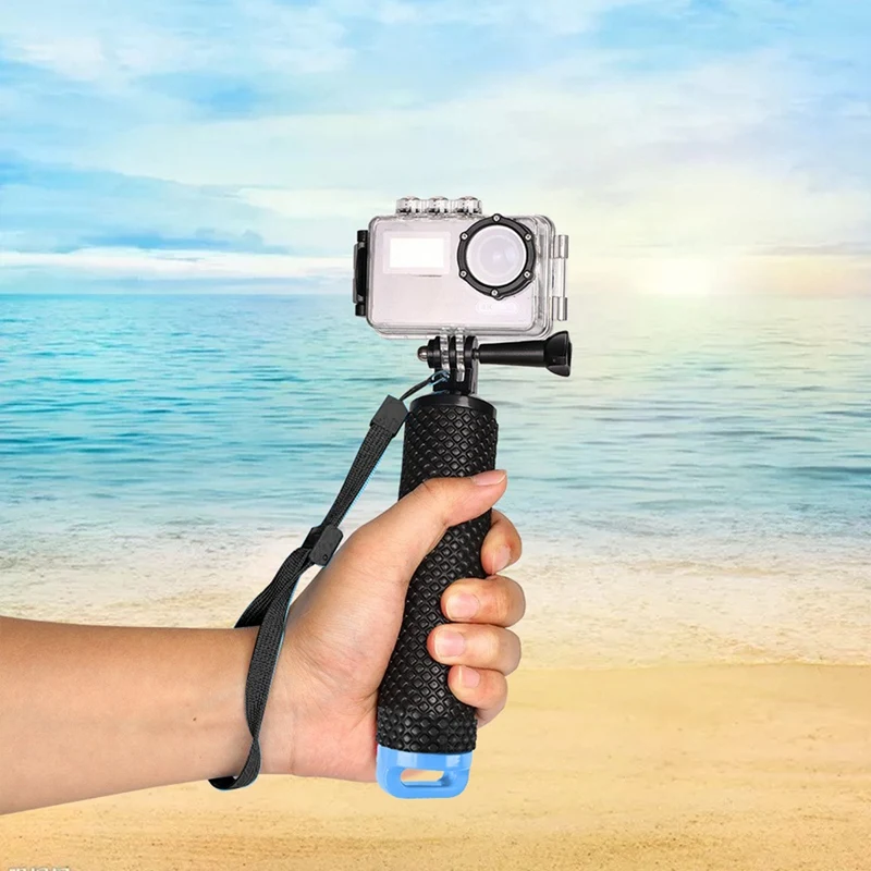 Utilisateur tenant une poignée flottante étanche sous l'eau avec une Insta360, bulles autour.