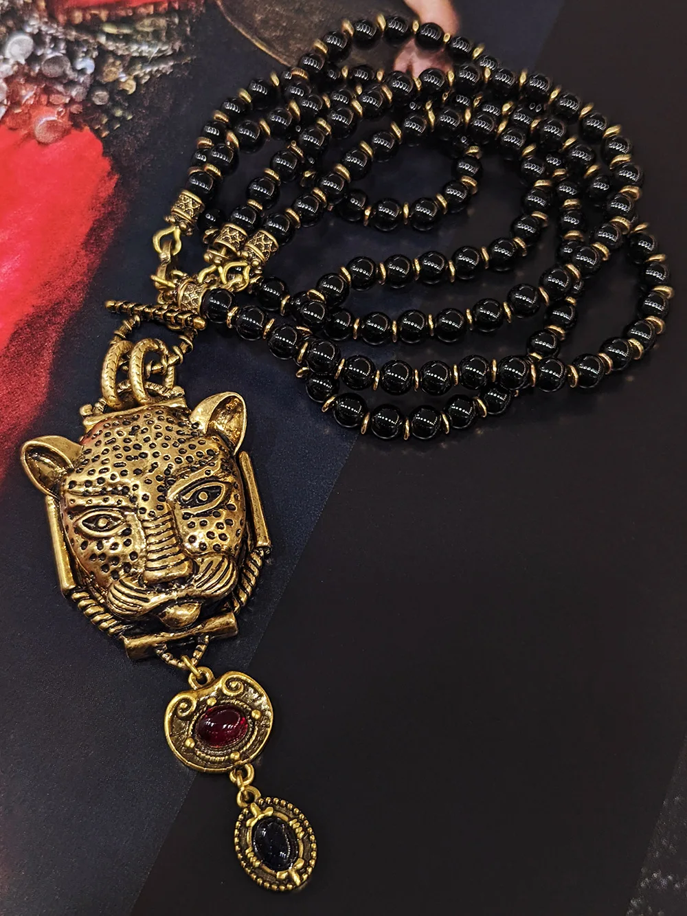 

European Vintage Series Sweater Chain Leopard 3D Pendant with Natural Black Agate Beaded Chain Necklace