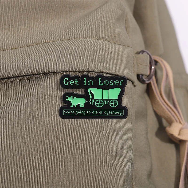 Bücherwurm, humorvolle, kolloistische Emaille-Anstecknadel „Get In Loser We'Re Going To Die Of Dysentery“, Pixel-Hundespiel-Brosche, Anstecknadel im Großhandel – Detail 8